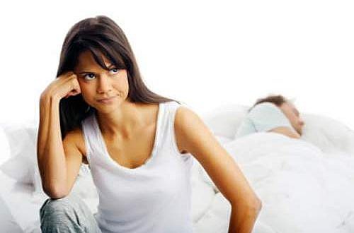 Andam dizendo por aí que o sexo é como pizza: mesmo quando é ruim, ainda é melhor do que não ter, mas realmente, todos esperam o melhor possível.Para todos que andam por aí se servindo com sobras frias na cama, veja aqui as 12 coisas que os homens fazem na cama que elas odeiam, e por isso anda comendo apenas a parte ruim.
1. Tratar os seus mamilos como qualquer pirulito“Brincar com os meus mamilos realmente não traz nada de bom para mim. É uma espécie de qualquer outra coisa. Mas o que realmente me assusta é quando um cara vai até eles e não sai nunca mais…como se eu estive amament